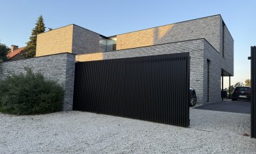 Aluminium schuifpoort op rail met kokers — Bilzen